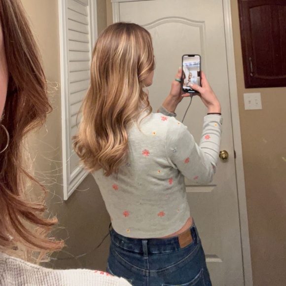 Simon’s Embroidered Gray Top - Picture 5 of 6